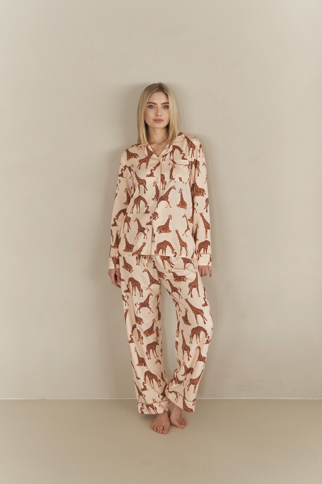 2-piece women's cotton pajama set - giraffe print in beige