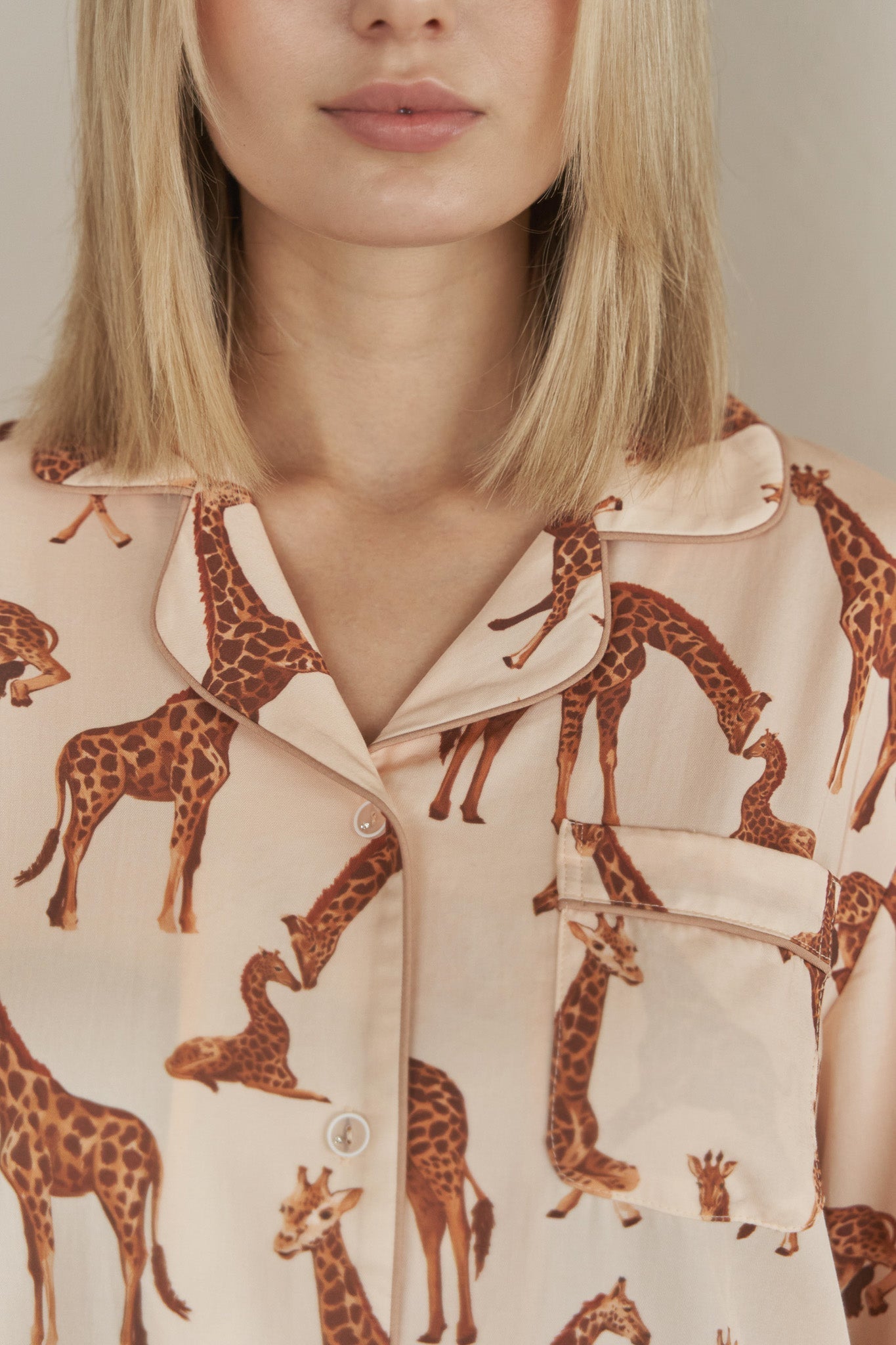 2-piece women's cotton pajama set - giraffe print in beige