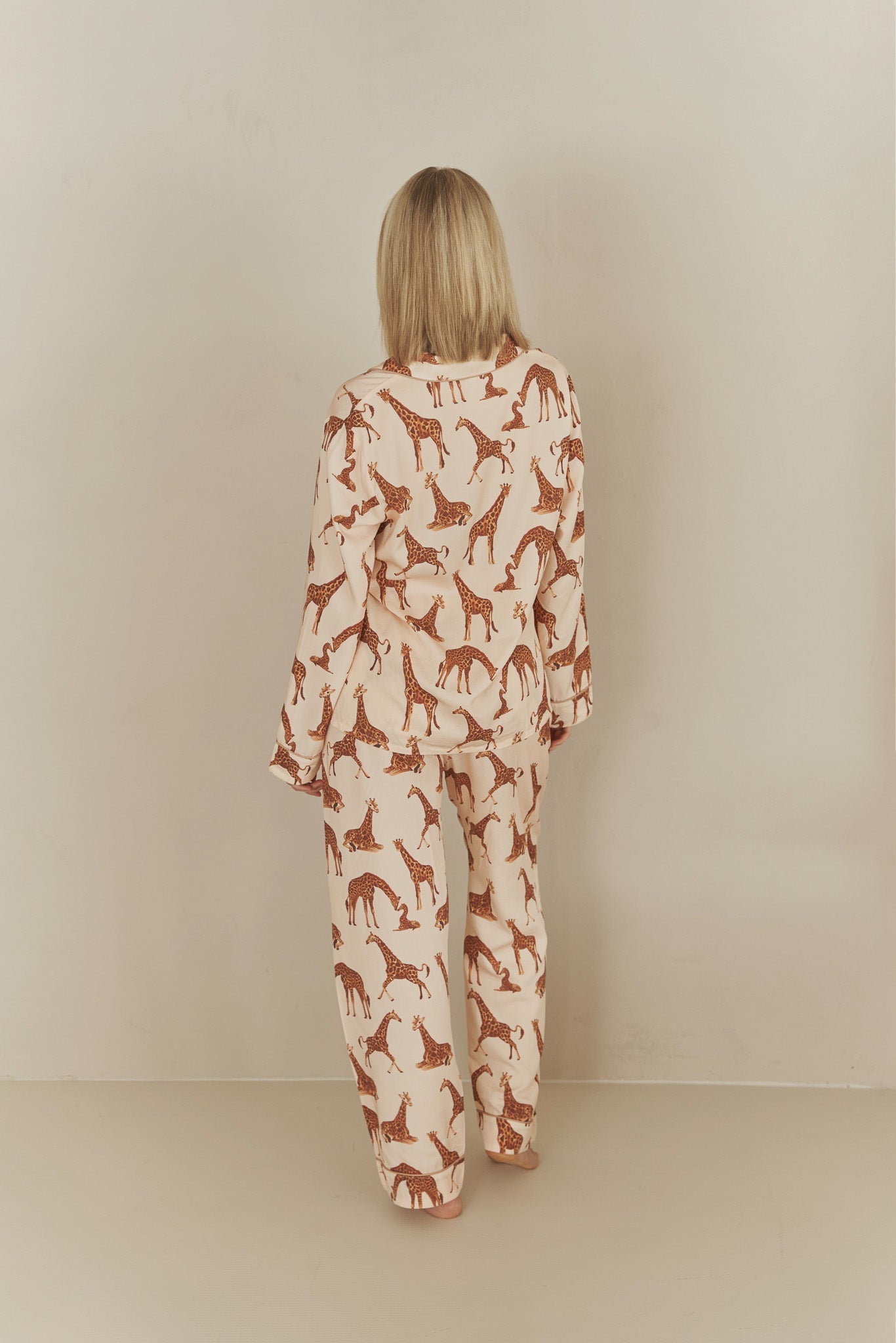 2-piece women's cotton pajama set - giraffe print in beige