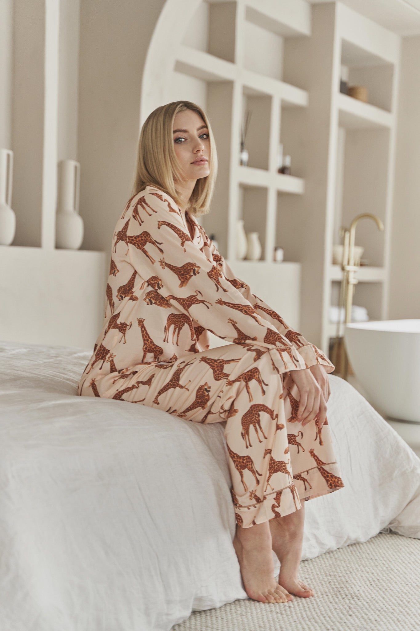 2-piece women's cotton pajama set - giraffe print in beige