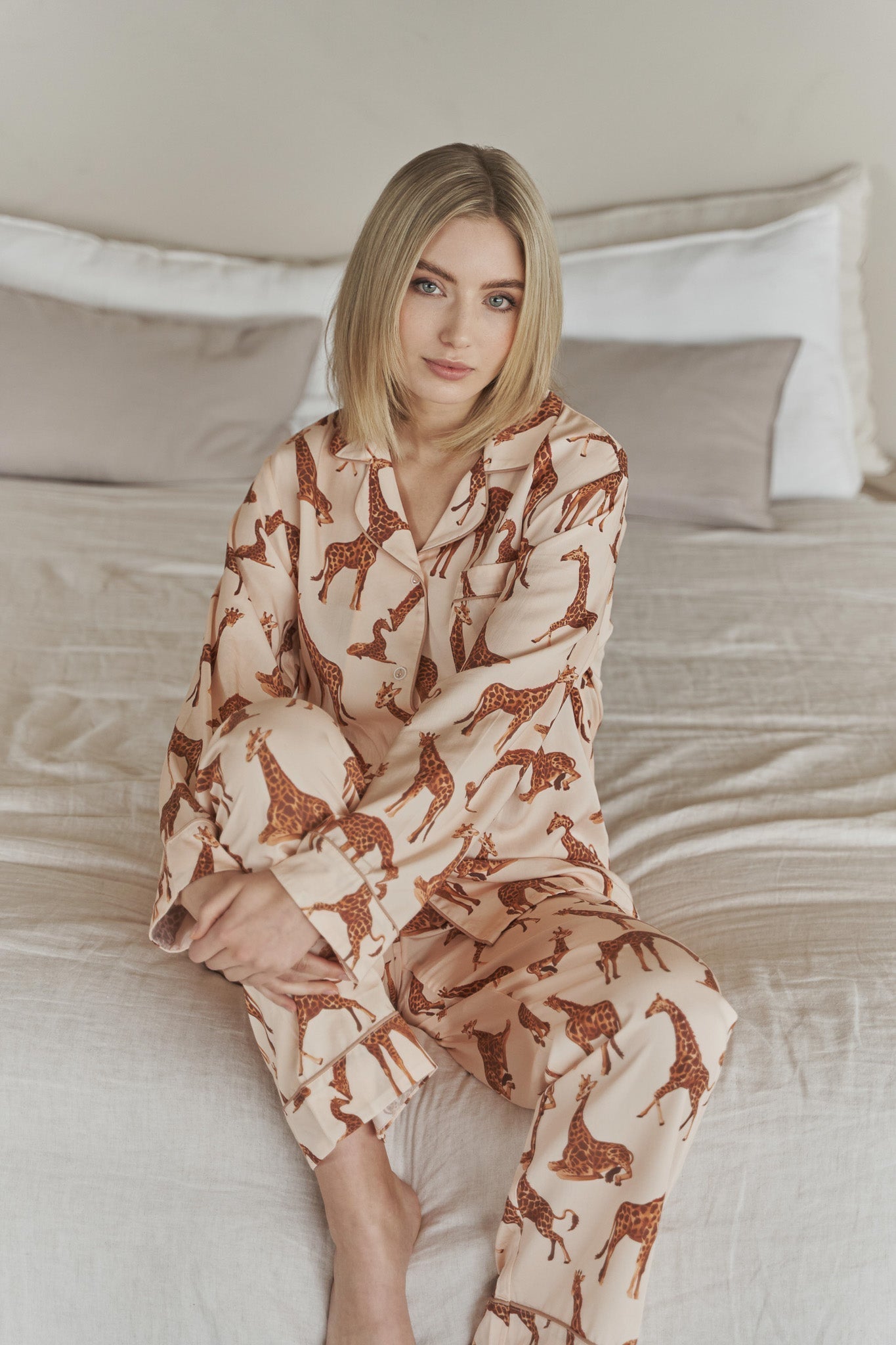 2-piece women's cotton pajama set - giraffe print in beige