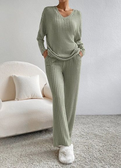 2-piece lounge set - ribbed beige set with V-neck sweater and wide trousers 