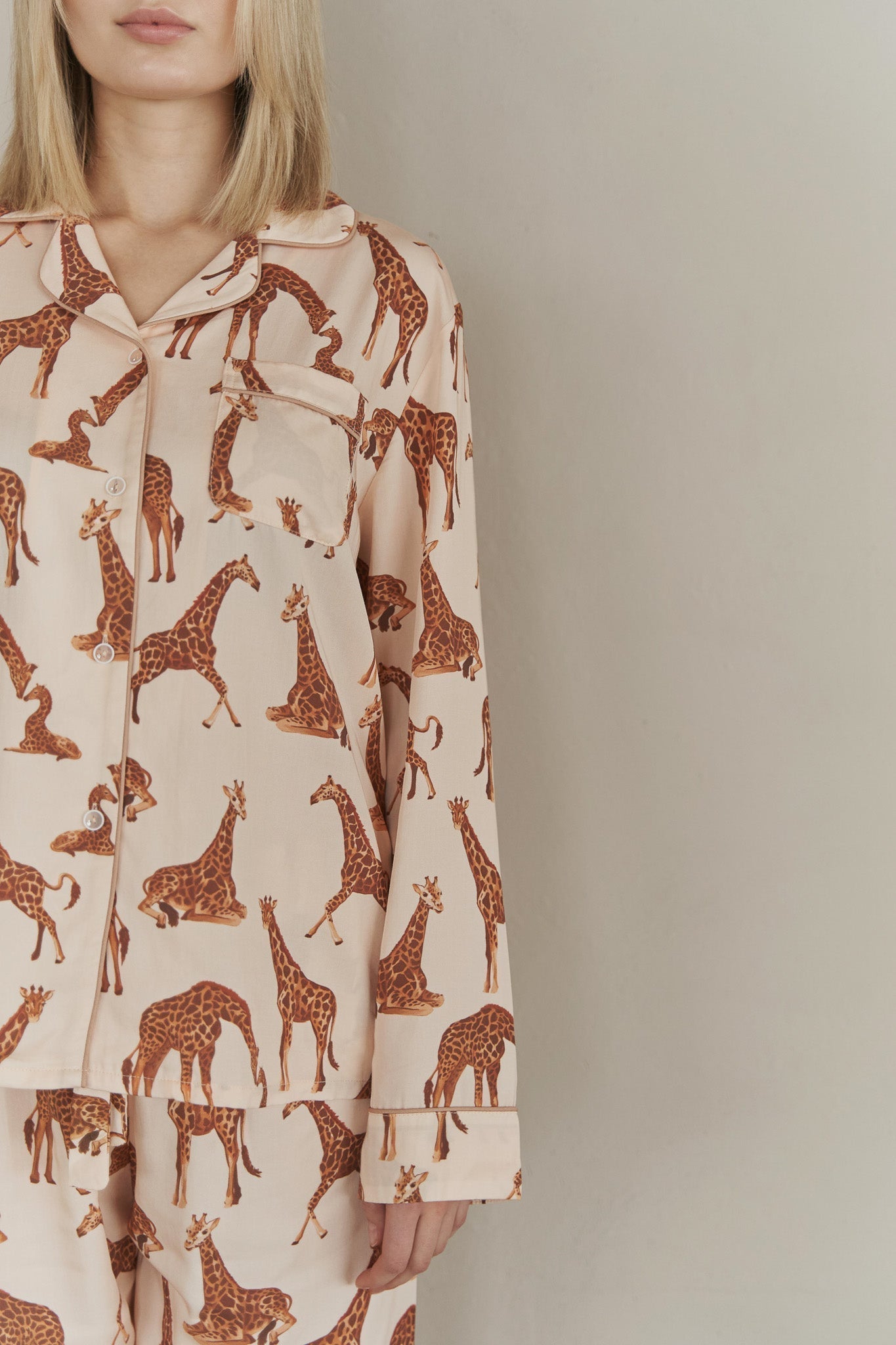 2-piece women's cotton pajama set - giraffe print in beige