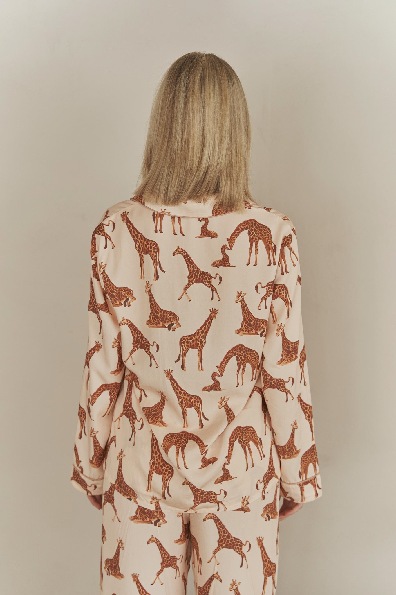 2-piece women's cotton pajama set - giraffe print in beige