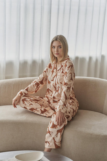 2-piece women's cotton pajama set - giraffe print in beige