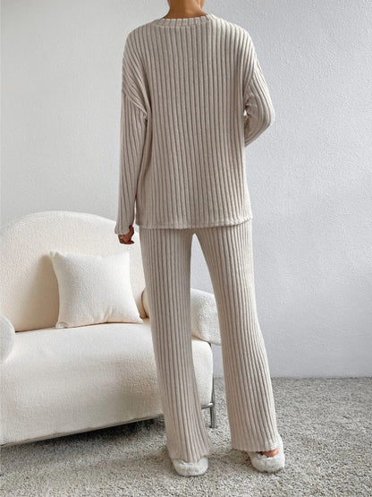 2-piece lounge set - ribbed beige set with V-neck sweater and wide trousers 