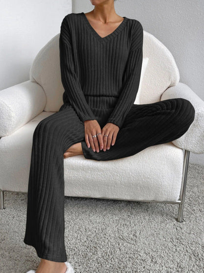 2-piece lounge set - ribbed beige set with V-neck sweater and wide trousers 