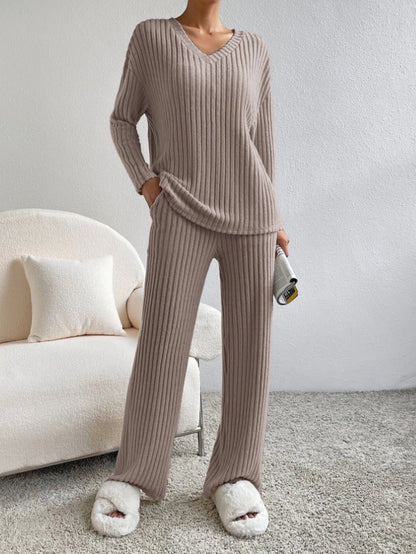 2-piece lounge set - ribbed beige set with V-neck sweater and wide trousers 