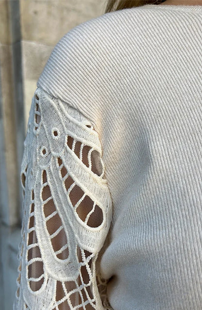 Florence | Classic soft sweater with lace sleeves