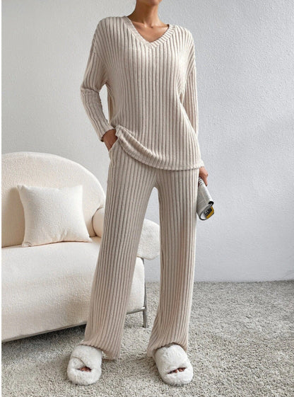 2-piece lounge set - ribbed beige set with V-neck sweater and wide trousers 